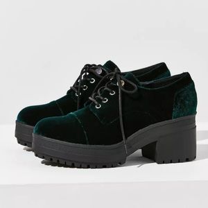 NEW Urban Outfitters Sadie Velvet Oxford Green 8